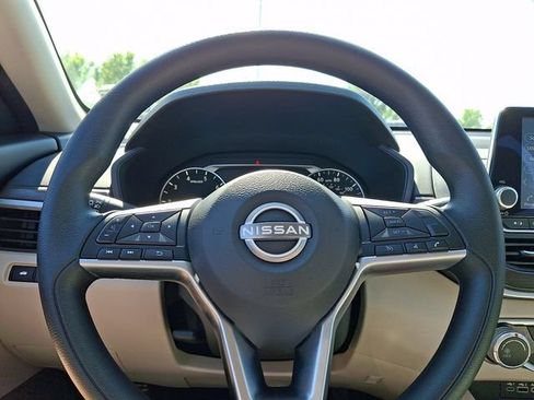Used 2025 Nissan Altima 2.5 SV FWD image 18