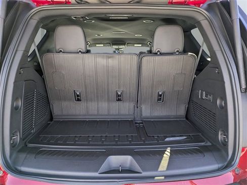 Used 2024 GMC Yukon SLT w/ SLT Luxury Package image 12