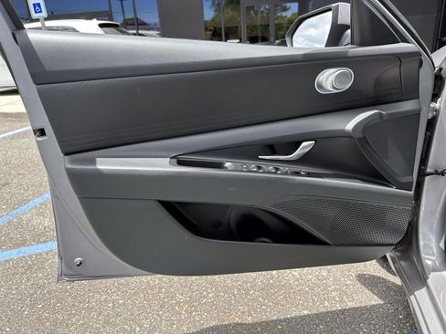Used 2025 Hyundai Elantra SE FWD image 9