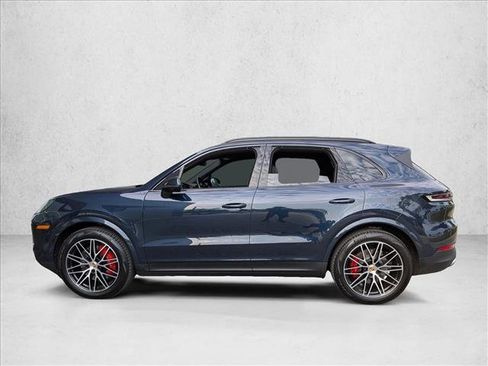 Used 2024 Porsche Cayenne AWD/4WD image 2