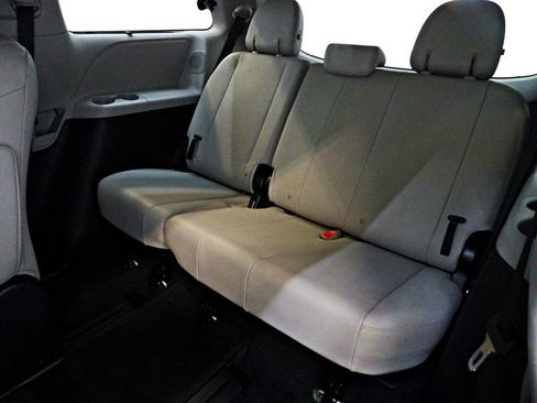 Used 2017 Toyota Sienna Limited image 13