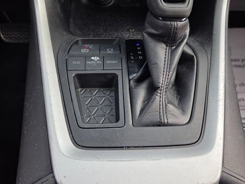 Used 2021 Toyota RAV4 LE FWD image 19