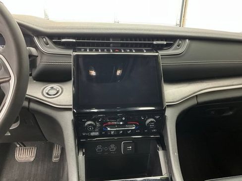 Used 2023 Jeep Grand Cherokee L Limited AWD/4WD image 9