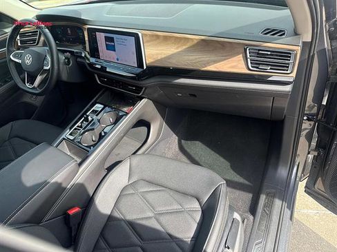 Used 2025 Volkswagen Atlas SE FWD image 12
