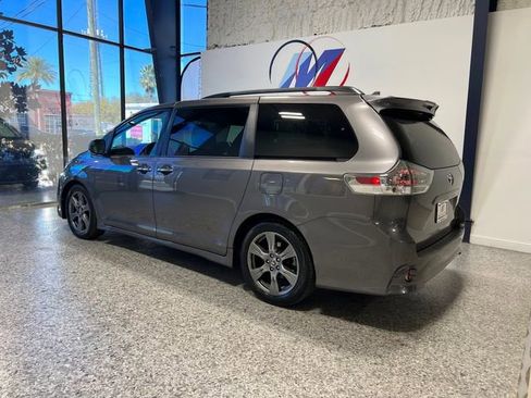 Used 2019 Toyota Sienna SE Premium image 2
