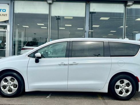 Used 2017 Chrysler Pacifica LX w/ Tire & Wheel Group FWD image 32