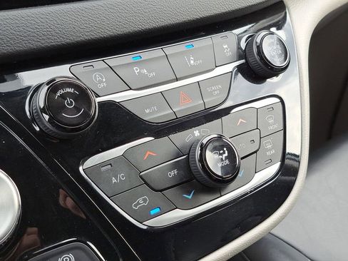 Used 2023 Chrysler Pacifica Touring-L FWD image 30