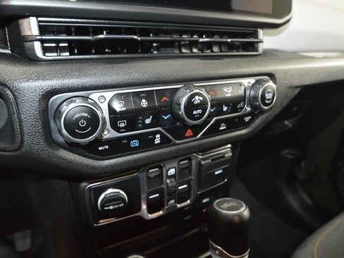 Used 2024 Jeep Wrangler Unlimited w/ Convenience Group AWD/4WD image 34