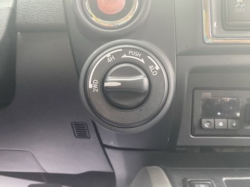 Used 2024 Nissan Titan SV w/ SV Convenience Package image 14