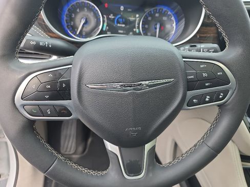 Used 2024 Chrysler Pacifica Limited FWD image 21