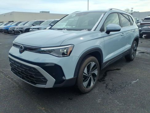 New 2026 Volkswagen Taos SE image 4