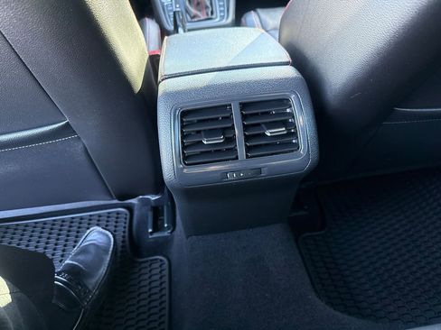 Used 2017 Volkswagen GTI SE image 17