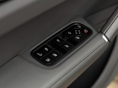 Used 2023 Porsche Cayenne image 22