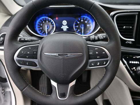 Used 2024 Chrysler Pacifica Limited FWD image 19