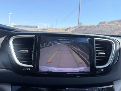 Used 2023 Chrysler Pacifica Touring-L FWD image 20