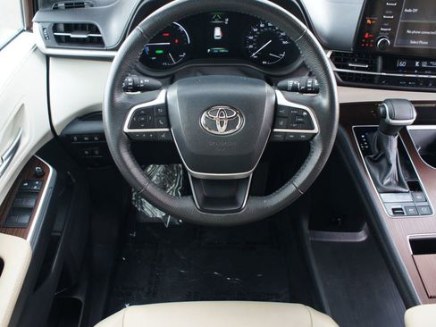 Used 2024 Toyota Sienna XLE image 5