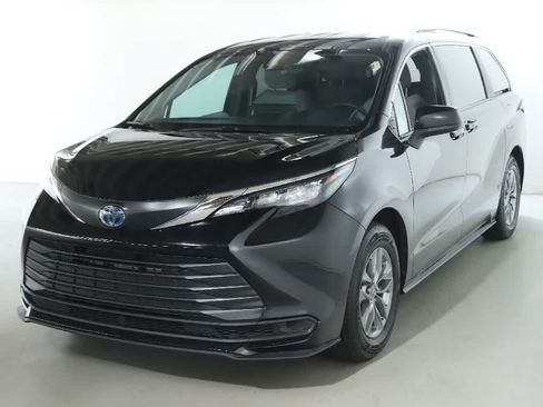 Certified 2025 Toyota Sienna LE AWD/4WD image 1