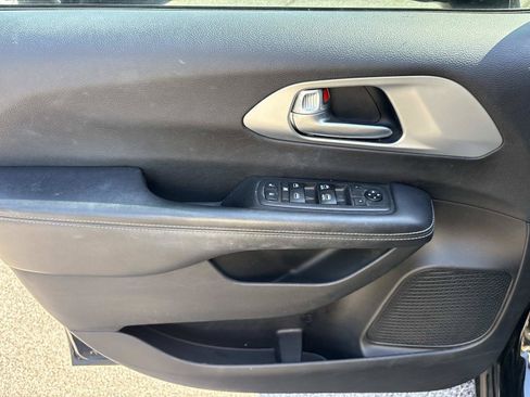 Used 2018 Chrysler Pacifica Touring-L w/ Premium Audio Group FWD image 12