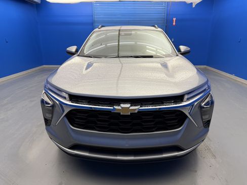 Used 2024 Chevrolet Trax LT w/ Driver Confidence Package FWD image 3