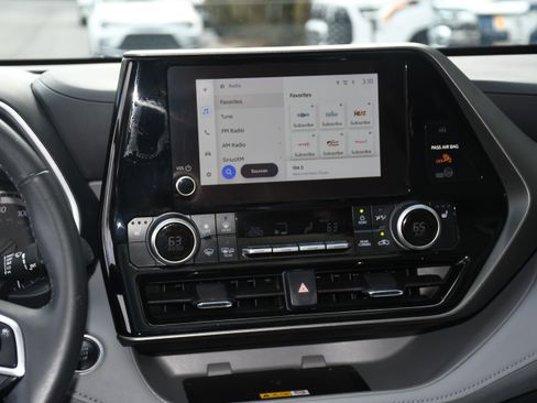 Certified 2024 Toyota Highlander XLE image 17