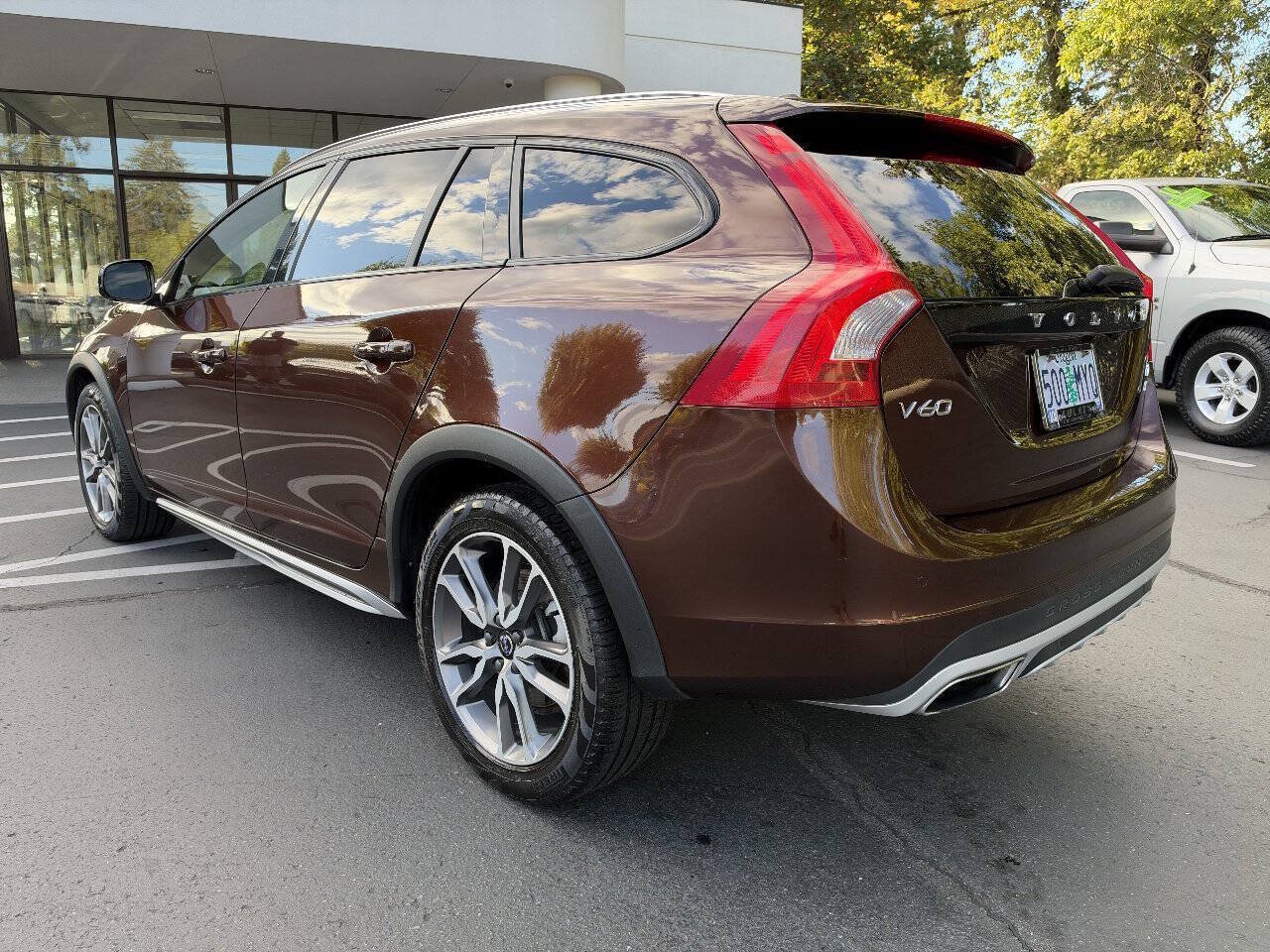 Used 2017 Volvo V60 T5 Cross Country Platinum w/ Climate Package AWD/4WD image 3