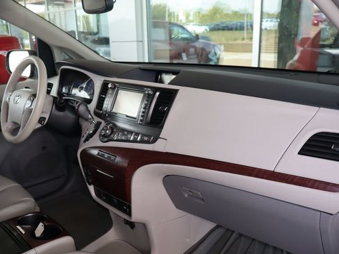 Used 2014 Toyota Sienna XLE w/ XLE Premium Package FWD image 47
