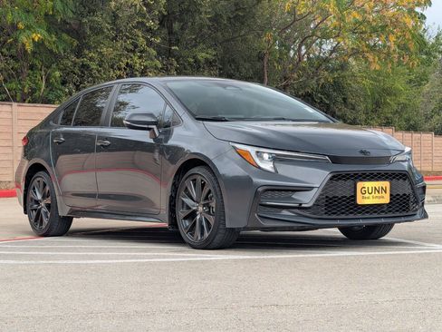 Used 2023 Toyota Corolla SE image 2