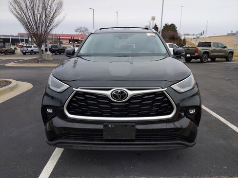 Certified 2024 Toyota Highlander XLE image 3
