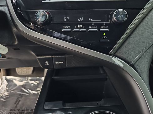 Used 2019 Toyota Camry SE w/ Carpet Mat Package image 23