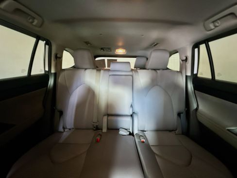 Used 2023 Toyota Highlander L image 30