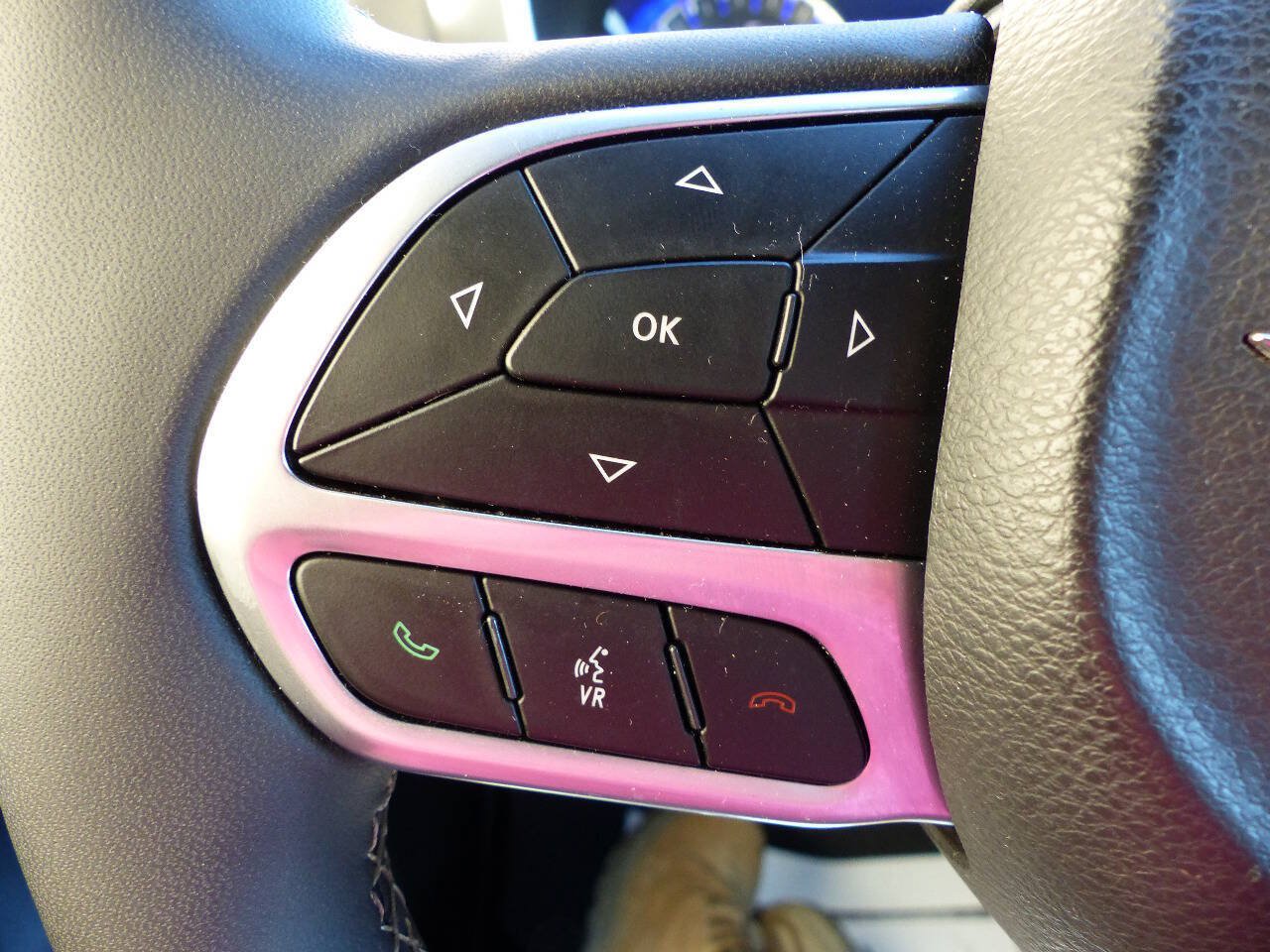 Used 2025 Chrysler Pacifica Select FWD image 48