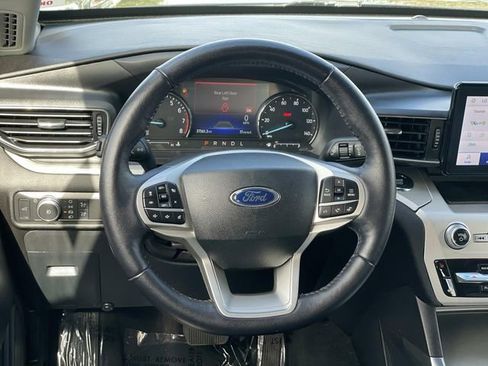 Used 2022 Ford Explorer XLT w/ Equipment Group 202A image 7