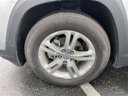 Used 2023 GMC Terrain SLE w/ Driver Convenience Package image 10