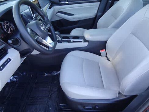 Used 2025 Nissan Altima 2.5 SV FWD image 6