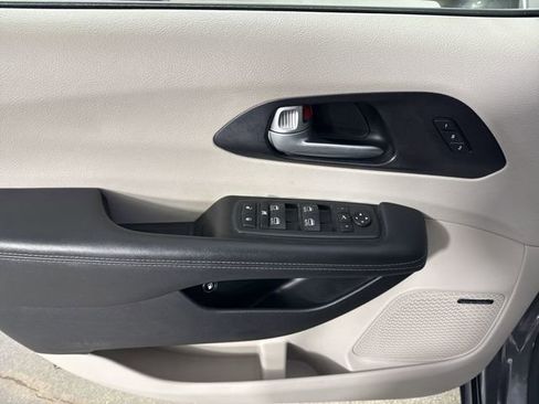 Used 2020 Chrysler Pacifica Limited w/ Advanced Safetytec Group FWD image 20