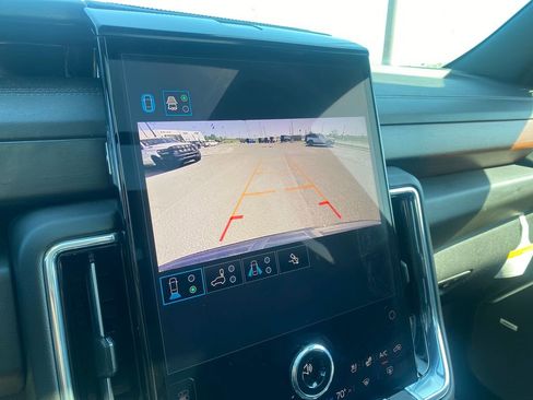 Used 2025 GMC Yukon Denali w/ Sun & Power Step Package image 12