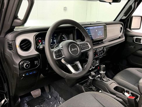 Used 2025 Jeep Wrangler Unlimited Sahara w/ Safety Group AWD/4WD image 16