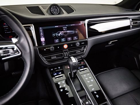 Certified 2026 Porsche Macan AWD/4WD image 19