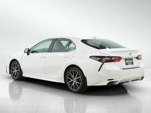 Used 2023 Toyota Camry SE image 3