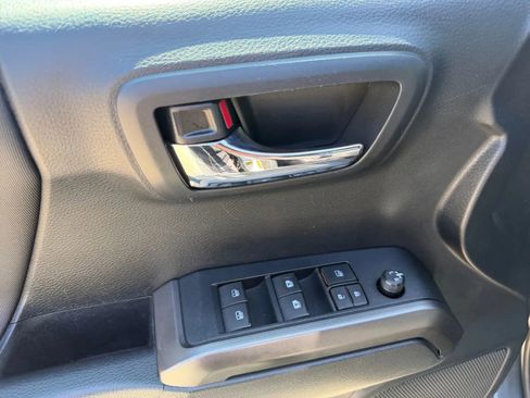 Used 2019 Toyota Tacoma TRD Off-Road AWD/4WD image 15