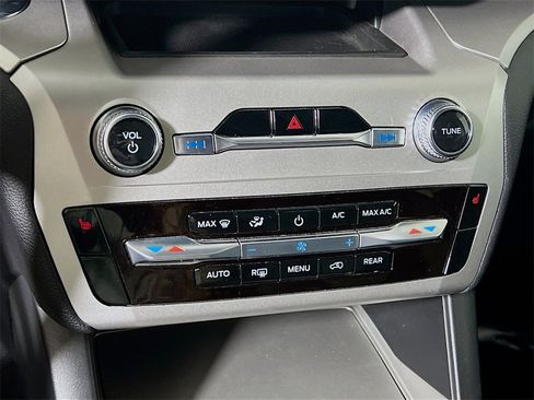 Used 2022 Ford Explorer XLT image 15