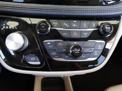 Used 2020 Chrysler Pacifica Limited w/ Tire & Wheel Group image 57