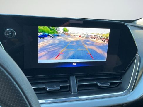 Used 2025 Chevrolet Trax LT FWD image 17