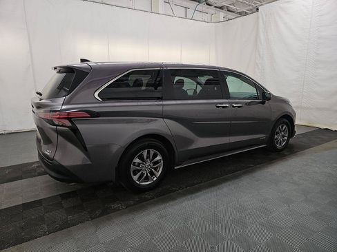 Used 2021 Toyota Sienna XLE FWD image 11