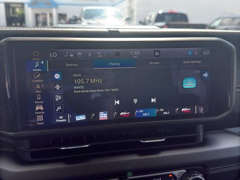 Used 2024 Jeep Wrangler Unlimited Sahara w/ Technology Group AWD/4WD image 17