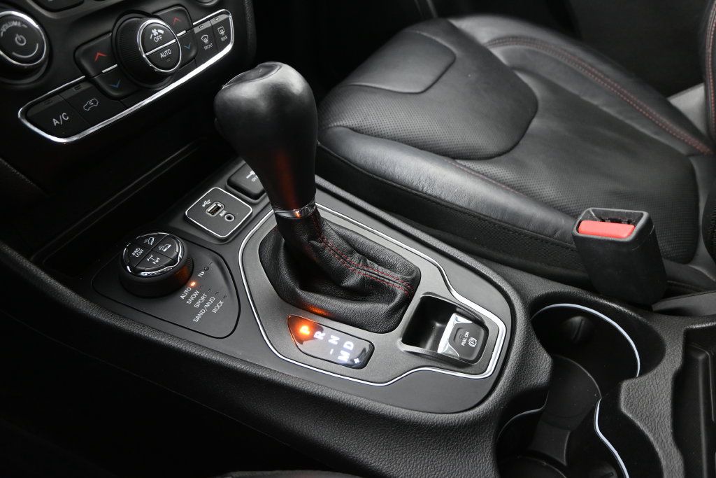Used 2019 Jeep Cherokee Trailhawk AWD/4WD image 31