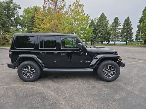 Used 2024 Jeep Wrangler Unlimited Sahara w/ Technology Group AWD/4WD image 7