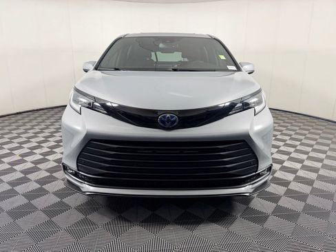 Used 2025 Toyota Sienna XLE Woodland Edition AWD/4WD image 3