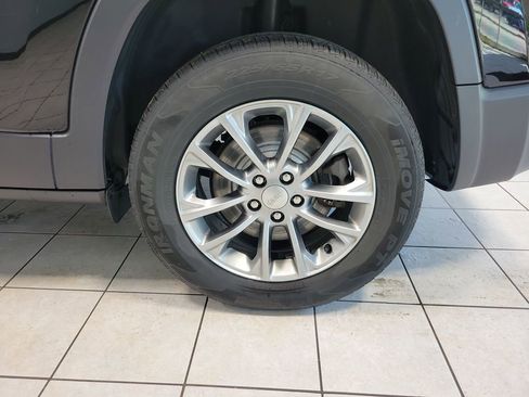 Used 2020 Jeep Cherokee Latitude Plus w/ Cold Weather Group AWD/4WD image 47