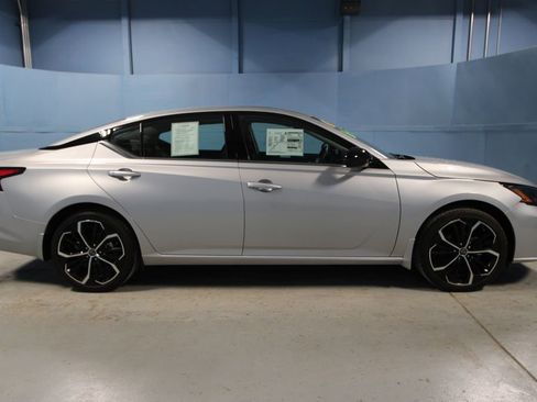 Used 2023 Nissan Altima 2.5 SR w/ SR Premium Package image 32